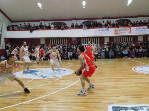 Básquetbol: Alumni superó a Huracán 79 a 76