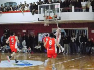 Básquetbol: Alumni superó a Huracán 79 a 76