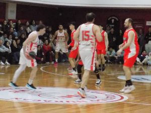 Básquetbol: Alumni superó a Huracán 79 a 76