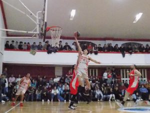 Básquetbol: Alumni superó a Huracán 79 a 76