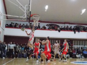 Básquetbol: Alumni superó a Huracán 79 a 76