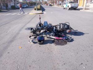 Choque en Azcuénaga y San Martín: Motociclista al Hospital