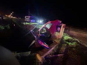 (video) Derivada al hospital tras caer un auto a un zanjón