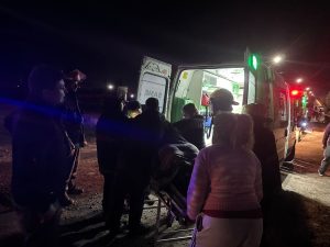 (video) Derivada al hospital tras caer un auto a un zanjón
