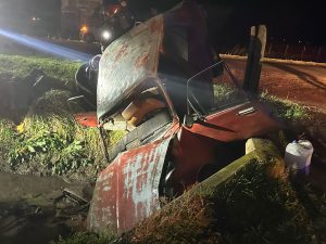 (video) Derivada al hospital tras caer un auto a un zanjón