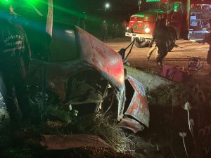 (video) Derivada al hospital tras caer un auto a un zanjón
