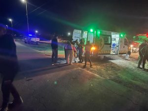 (video) Derivada al hospital tras caer un auto a un zanjón