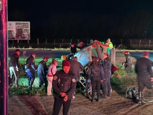 (video) Derivada al hospital tras caer un auto a un zanjón