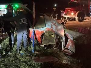 (video) Derivada al hospital tras caer un auto a un zanjón