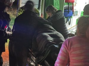 (video) Derivada al hospital tras caer un auto a un zanjón