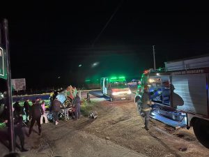 (video) Derivada al hospital tras caer un auto a un zanjón