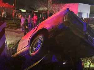 (video) Derivada al hospital tras caer un auto a un zanjón