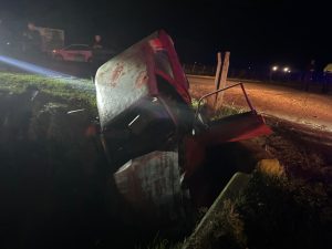 (video) Derivada al hospital tras caer un auto a un zanjón