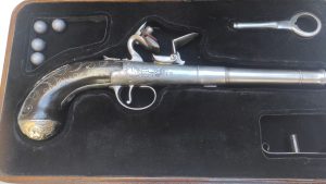 Rosario: Padre e hijo fabricaron la réplica del arma usada por San Martín (video)