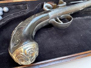 Rosario: Padre e hijo fabricaron la réplica del arma usada por San Martín (video)