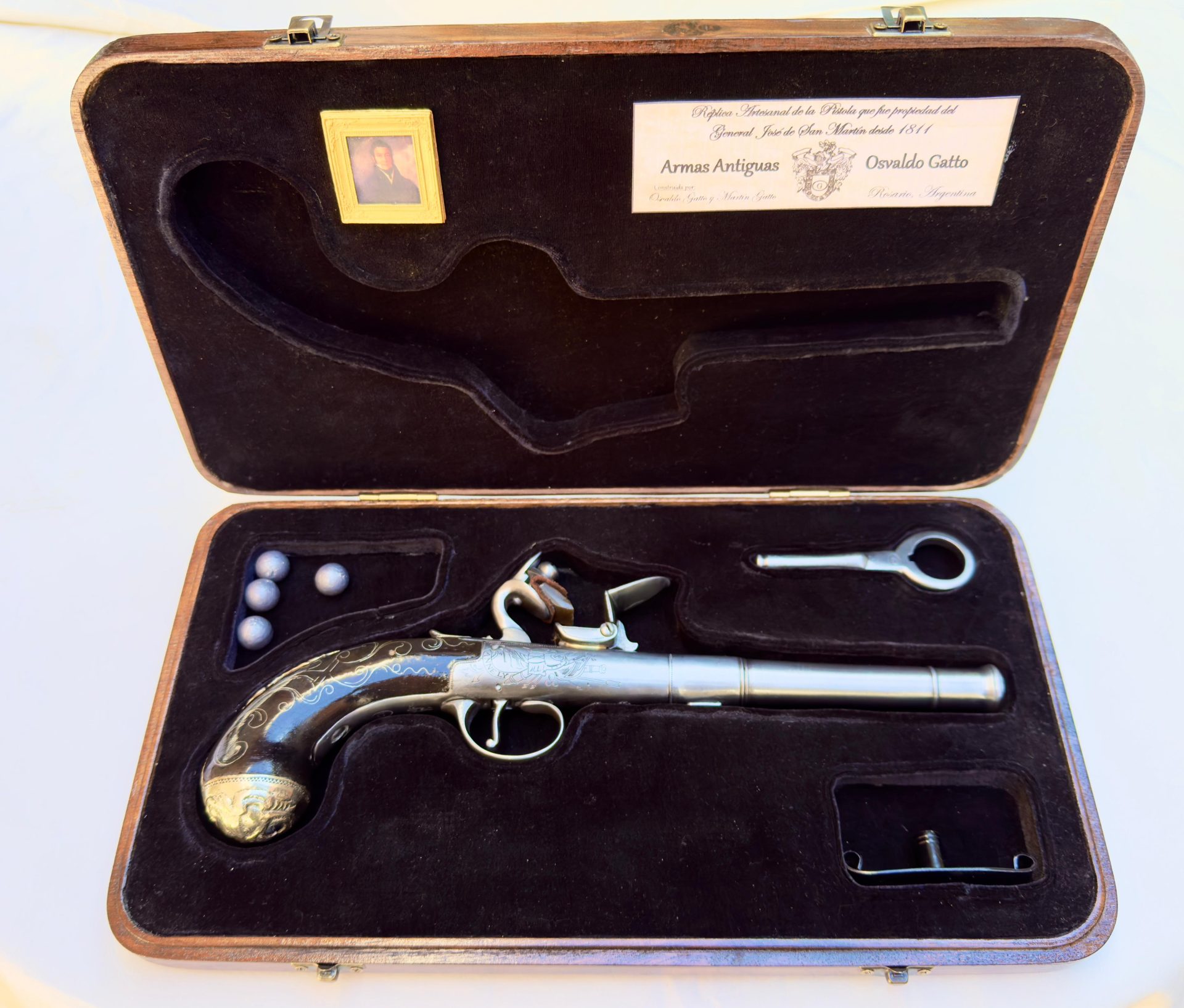 Rosario: Padre e hijo fabricaron la réplica del arma usada por San Martín (video)