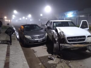 Conductor de camioneta choca vehículos estacionados