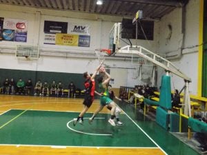 Básquet: Huracán se quedó con el Clásico