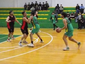 Básquet: Huracán se quedó con el Clásico