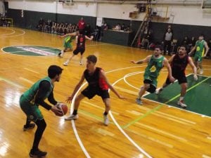 Básquet: Huracán se quedó con el Clásico