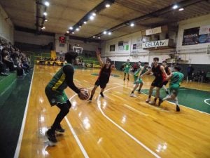 Básquet: Huracán se quedó con el Clásico