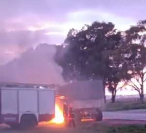 Oriente: Bomberos Voluntarios sofocaron incendio de camión (video)