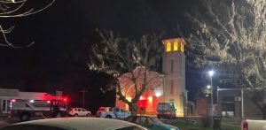 Se desnudó en el altar de una iglesia, dañó la estatua de un santo y quiso incendiar todo