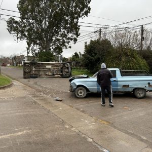 Dorrego: volcó una combi al chocar con una camioneta