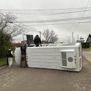 Dorrego: volcó una combi al chocar con una camioneta