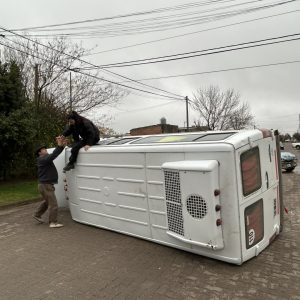 Dorrego: volcó una combi al chocar con una camioneta