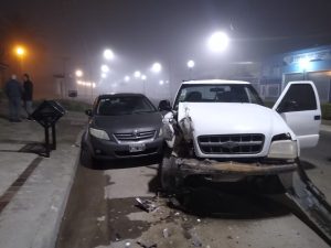 Conductor de camioneta choca vehículos estacionados