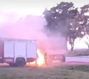 Oriente: Bomberos Voluntarios sofocaron incendio de camión (video)