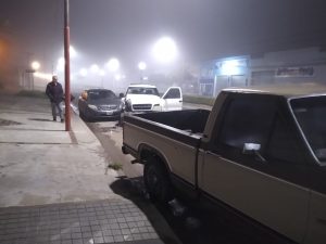 Conductor de camioneta choca vehículos estacionados