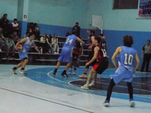 Básquet: Club de Pelota ganó y es el único Puntero