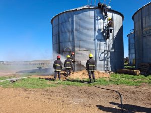 Bomberos sofocaron incendio en interior de silo