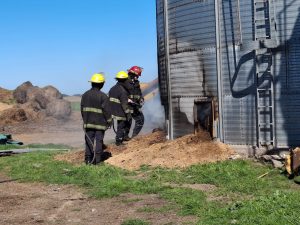 Bomberos sofocaron incendio en interior de silo