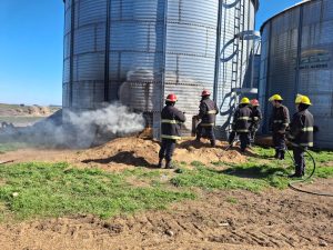 Bomberos sofocaron incendio en interior de silo