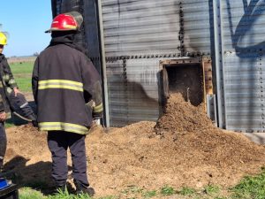 Bomberos sofocaron incendio en interior de silo