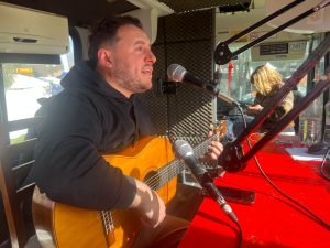 Juan Huici: Guitarra en mano anticipó su presentación en la Expo (audio y videos)