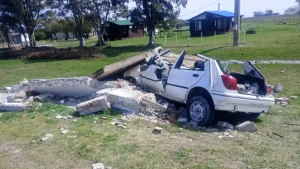 Monte Hermoso: Fuerte choque de un auto contra una garita
