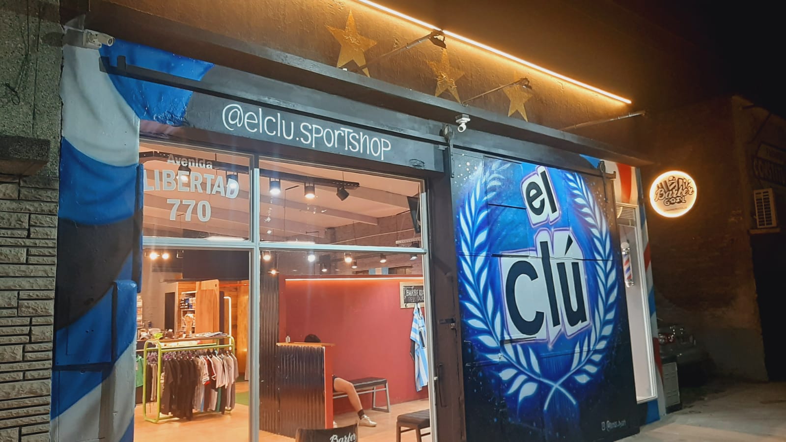 Libertad 770: Ropa deportiva nacional e importada, barbería y kiosco en “El Clú” (video)