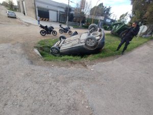 Otra vez: auto cayó a la cuneta en Ruta 3 y Bolívar
