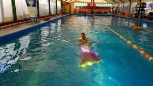 El sirenismo: La disciplina de nadar como sirena que crece en Argentina