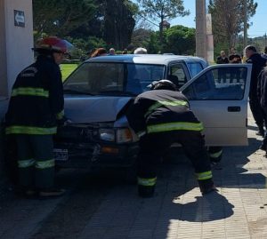 (video) Choque y vuelco en Claromecó: Camioneta en la vereda y móvil policial volcado