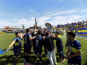 Fútbol de Primera: Luego del triunfo, Boca recibió la copa del Clausura