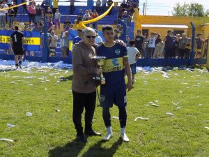 Fútbol de Primera: Luego del triunfo, Boca recibió la copa del Clausura