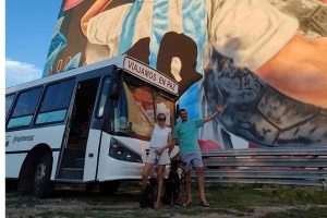 Dos santafesinos que recorren el país en su colectivo “Paz”