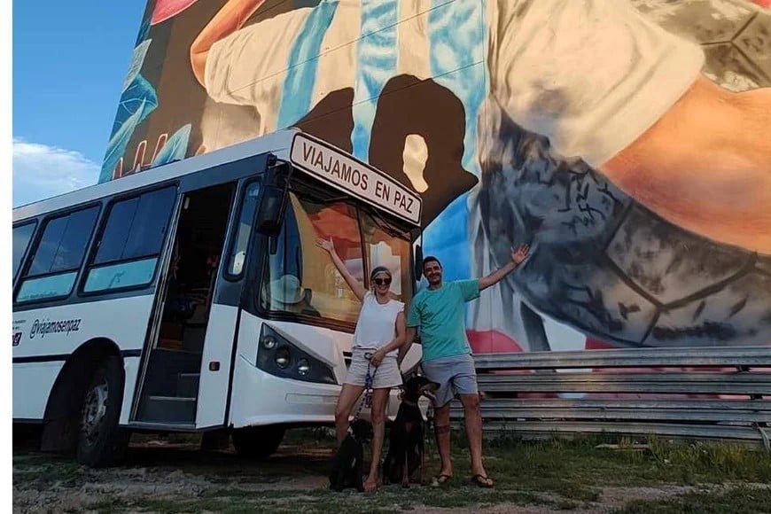 Dos santafesinos que recorren el país en su colectivo “Paz”