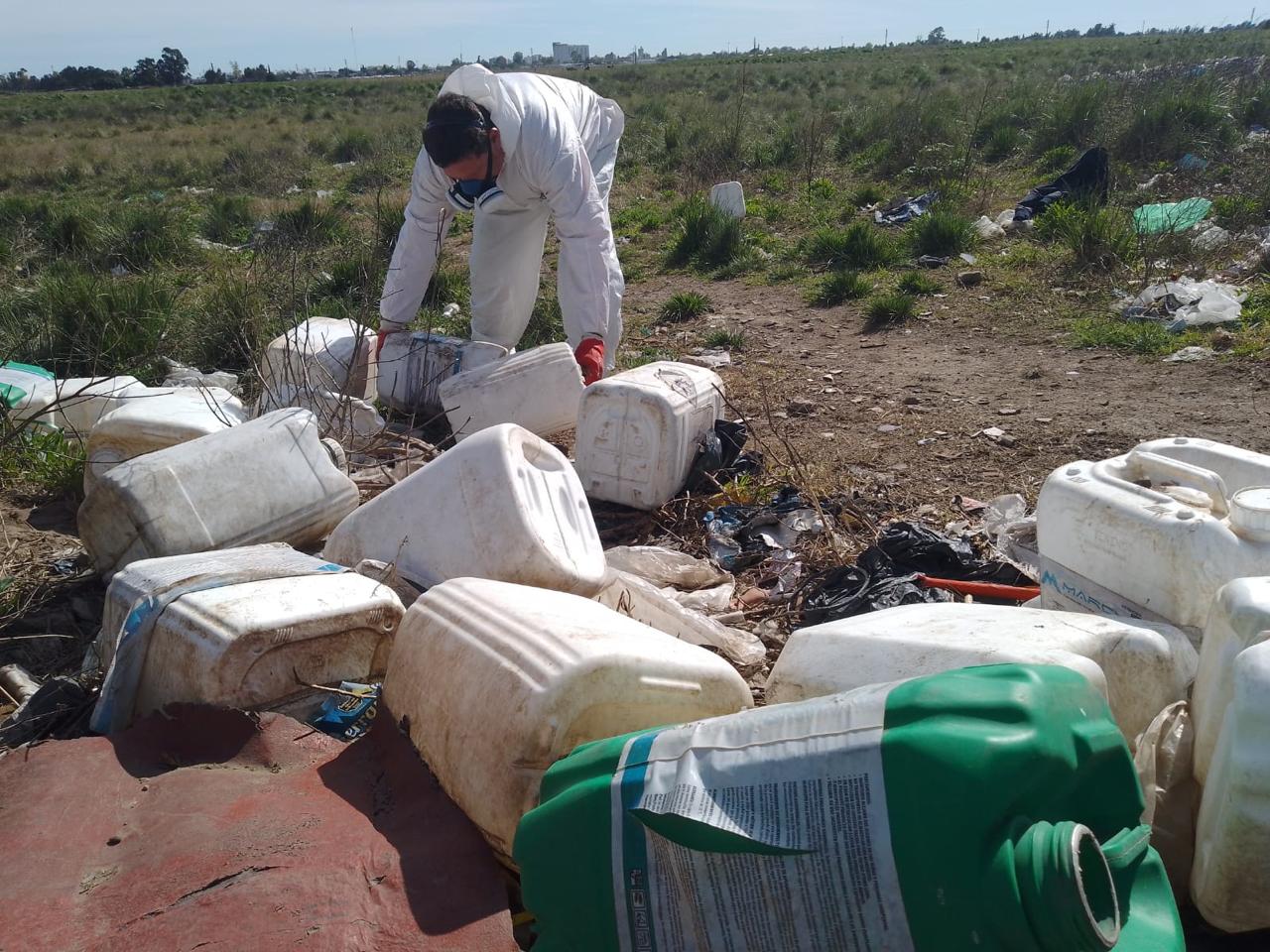 Hallaron envases vacíos de agroquímicos