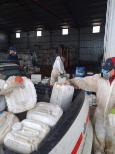 Hallaron envases vacíos de agroquímicos